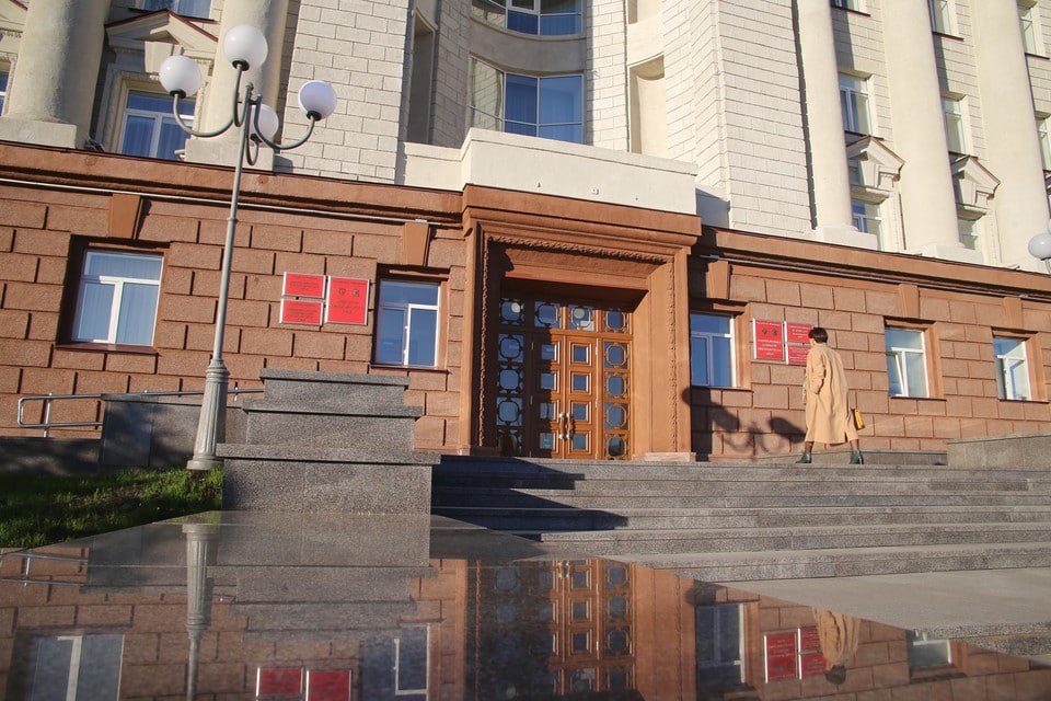 В Красноярском крае хотят запретить продажу алкоголя после 21:00 Комитет по экономике и налоговой политике Законодательного собрания рассмотрел законопроект о продаже алкоголя с 10:00 до 21:00. Как сообщил депутат Илья Зайцев в личном телеграм-канале, в силу новые правила могут вступить уже осенью 2025 года. Парламентарии предложили запретить розничную торговлю алкоголем с 10 утра до 9 вечера в магазинах, которые находятся в многоквартирных домах. Кроме того, полностью запретить продажу спиртного предлагают 1 июня и 1 сентября кроме кафе, баров и ресторанов . Законопроект рассмотрят на сессии 17 июня.