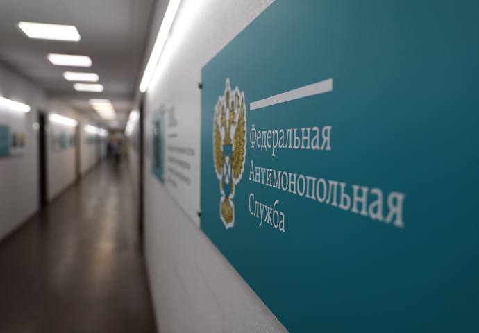 Глава ФАС Максим Шаскольский: методика установления предельного роста цен на отели во время проведения крупных форумов готова Однако он назвал вопрос ее применения дискуссионным. Так, вернуться к дискуссии планируется после Петербургского международного экономического форума ПМЭФ в 2025 году. В чем суть «Мы разработали методику, которая позволяет в отдельные дни, в дни этих форумов, всего лишь в трех городах: в Санкт-Петербурге, Сочи, Владивостоке — во время проведения международных мероприятий, прогнозировать цену размещения. Это очень простой механизм, очень ограниченный. Всего три города, всего три мероприятия»,— рассказал он. Потенциально механизм мог бы быть расширен и на другие крупные международные мероприятия, например, в Казани, где ежегодно проходит KazanForum. Глава ФАС подчеркнул, что ограничить взрывной рост цен на размещение в период международных форумов и сделать их посещение более доступным важно как с экономической точки зрения, так и с инвестиционной.