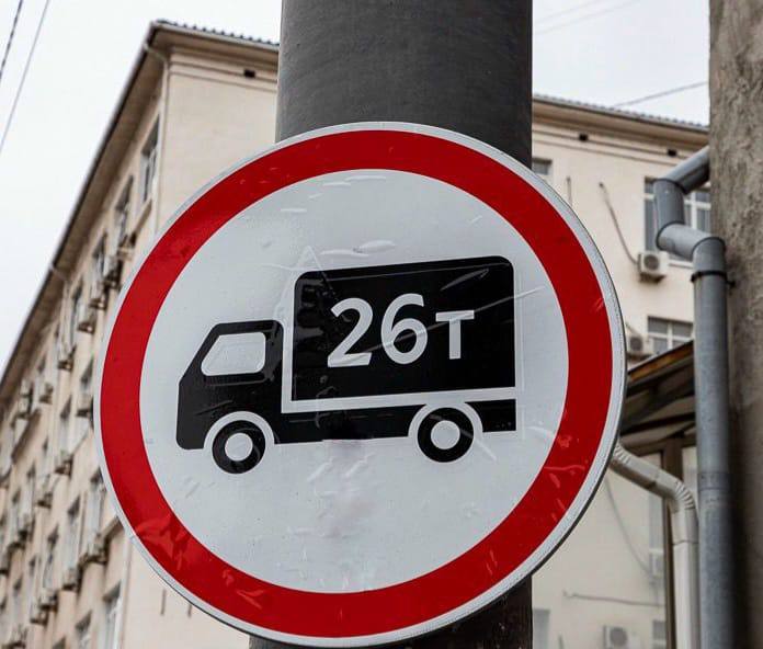 В Ростове запустят цифровые путёвки для грузовиков в центре С 11 января 2026 года в центре Ростова на Дону начнут действовать электронные путевые листы для грузового транспорта Как пишет Деловая газета Юг они будут синхронизированы с системой ГИБДД Первые бумажные пропуска начнут выдавать уже с 1 января пока в рамках действующих правил А вот полноценный цифровой контроль за движением грузовиков станет возможен только после изменений в ПДД на федеральном уровне Повод для нововведения громкий сбой пару лет назад камеры в центре города автоматически штрафовали даже машины Почты России Ростовэнерго и продуктовых логистов Теперь власти делают ставку на умный пропуск только по маршруту и только по надобности Пока грузовики до 26 тонн и дальше могут заезжать в центр без ограничений если они обеспечивают коммунальную и продовольственную безопасность domostroyrf