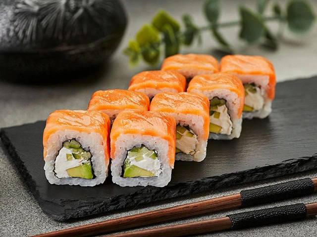 Интересный Оренбург Оренбуржцам выплатили компенсацию за отравление в кафе Вилки Нет Суд частично удовлетворил иски двух посетителей которые зимой этого года получили пищевое отравление после употребления роллов в кафе Вилки Нет Проверка Роспотребнадзора установила нарушения санитарных норм и подтвердила вину заведения Одному из пострадавших назначена компенсация 100 тысяч второму 150 тысяч Представитель кафе признал нарушения а работу заведения приостановили на 90 суток Новости тут