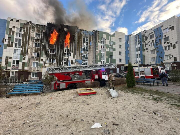 В российском Белгороде дрон врезался в жилую многоэтажку и взорвался — момент попал на видео.  Осторожно: в ролике есть ненормативная лексика.     Не открывается ссылка? Попробуйте эту или скачайте наше приложение для Android или iOS.