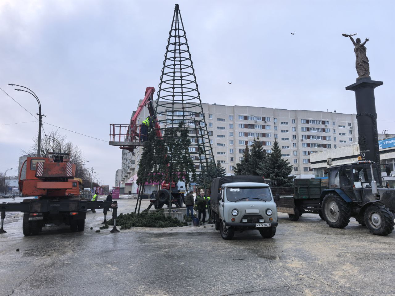 Новогоднюю елку начали демонтировать с площади 50-летия Победы    Утром стартовали работы по демонтажу 18-метровой новогодней красавицы, украшавшей Заволжский район. Напомним, праздничная иллюминация на главной ёлке была включена 16 декабря, озарив площадь яркими огнями до конца зимних праздников.