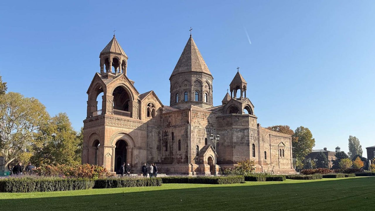 Церковь лишится права собственности на госземли в Армении Армянская апостольская церковь лишена права на владение землями находящимися в собственности государства Согласно новому законопроекту участки будут предоставляться церкви только на безвозмездное использование Об этом сообщают армянские издания В Армении одобрили поправку в земельный кодекс по которой Армянская Апостольская Церковь лишается права получения земли в собственность Решение принято на заседании правительства пишет издание Уerevan today Кроме того на заседании была принята инициатива прекратить деятельность церковного телеканала Шогакат Южная служба новостей