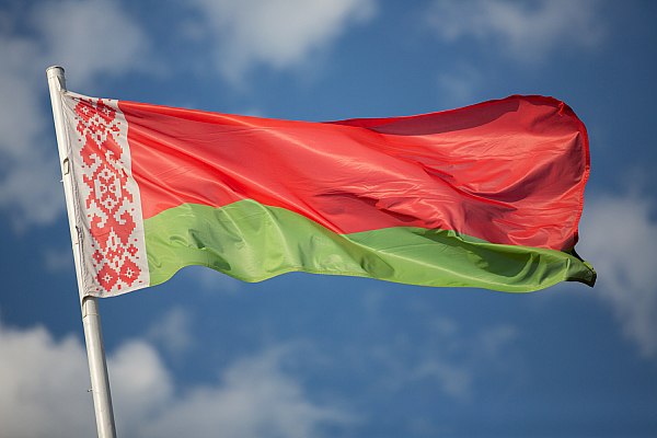 В Беларуси принят законопроект об ответственности за использование беспилотников Законопроект об ответственности за использование беспилотников принят в первом чтении Палатой представителей Беларуси. Об этом сообщает AVIA.RU со ссылкой на данные Минтранса Республики Беларусь. С докладом по проекту Закона «Об изменении кодексов по вопросам уголовной и административной ответственности» на заседании нижней палаты Парламента выступил Министр транспорта и коммуникаций Алексей Ляхнович. Как отмечается в сообщении министерсива, основная цель законопроекта – обеспечение национальной, общественной безопасности и безопасности полетов при использовании воздушного пространства Республики Беларусь для запуска гражданских БПЛА. Документом предусмотрено внесение изменений в Уголовный кодекс Республики Беларусь, Кодекс об административных правонарушениях КоАП и Процессуально-исполнительный кодекс об административных правонарушениях ПИКоАП . aviaru.net/n285187