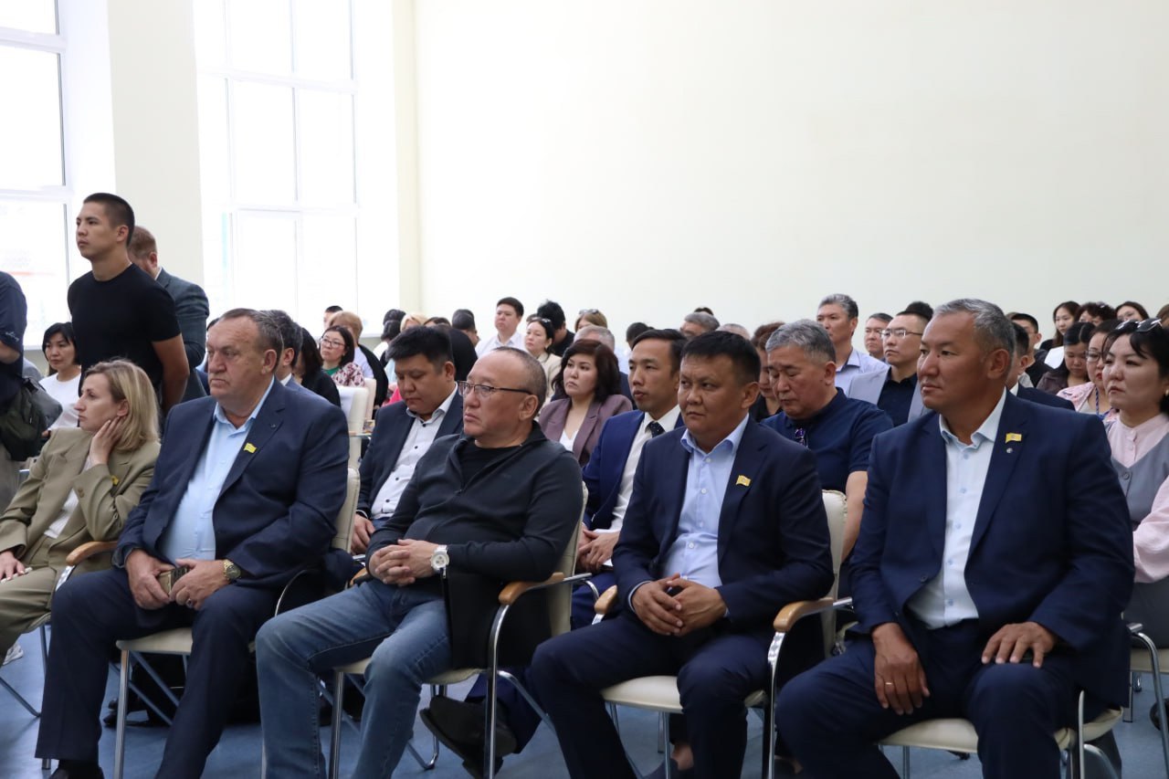 В Элисте вице-спикер Народного Хурала Парламента РК Вячеслав Бадмаев, депутаты регионального парламента Олег Пюрбеев, Елена Лотник, Артур Дорджиев и Яков Герман приняли участие в публичных слушаниях по годовому отчёту об исполнении республиканского бюджета за 2023 год. Председатель Правительства РК Гиляна Босхомджиева подчеркнула, что все муниципалитеты региона по итогам прошлого года показали профицитный бюджет. С докладом об исполнении регионального бюджета за 2023 год выступил первый заместитель Председателя Правительства РК — министр финансов РК Очир Шургучеев. В ходе слушаний было отмечено, что впервые собственные доходы республики превысили 20 миллиардов рублей. По темпам роста доходной части бюджета в процентном соотношении Калмыкия заняла шестое место в стране и первое — в ЮФО. Фото: Народный Хурал Парламент Республики Калмыкия Быть в курсе Прислать новость