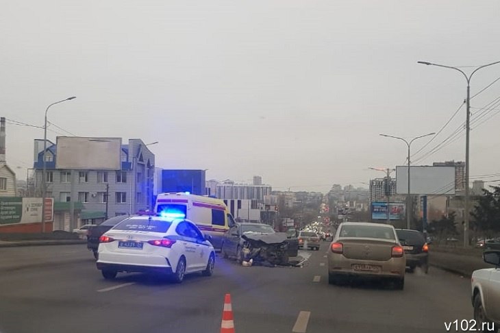 В Ворошиловском районе этим утром произошло серьезное ДТП, в результате которого оказалось парализовано движение транспорта на Второй Продольной магистрали.   Как сообщают ИА «Высота 102» водители, машины вынесло на встречную полосу, из-за чего в сторону центра в районе ул. Елецкой для транспорта доступна лишь одна из трех полос.