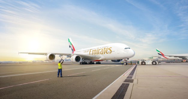 Emirates остается самой прибыльной авиакомпанией в мире Эмиратский перевозчик поставил новый рекорд 11 4 млрд дирхамов 3 1 млрд прибыли до налогообложения за первое полугодие 2025 26 финансового года Чистая прибыль Emirates составила 9 9 млрд дирхамов 2 7 млрд что на 13 выше прошлогоднего показателя Выручка Emirates тоже стала рекордной 65 6 млрд дирхамов 17 9 млрд Emirates Group получила прибыль до налогообложения в размере 12 2 млрд дирхамов 3 3 млрд и 10 6 млрд дирхамов 2 9 млрд чистой прибыли Выручка группы составила 75 4 млрд дирхамов 20 6 млрд Как видно львиную долю доходов группе приносит именно авиакомпания хотя в Emirates Group входят также хендлинговая Dnata грузовая Emirates SkyCargo кейтеринговая Emirates Flight Catering и другие компании Новый рекорд выручки авиакомпания объясняет неослабевающим интересом к путешествиям на всех рынках клиенты выбирают продукты и услуги Emirates особенно премиальные классы обслуживания Мировой спрос на авиаперевозки и туристические услуги остается высоким несмотря на геополитические события и экономические проблемы на некоторых рынках отмечают в Emirates В первом полугодии 2025 26 финансового года Emirates сделала значительные инвестиции для повышения узнаваемости своего глобального бренда добавляет компания Суммы не называет Операционные расходы Emirates включая топливо выросли на 4 в связи с увеличением объемов операций Топливо остается крупнейшей составляющей операционных расходов авиакомпании 30   Пристегните ремни