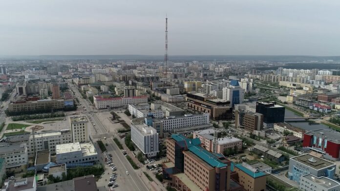 Ребенок погиб от поражения электрическим током в Якутске Ребенок погиб в результате поражения электрическим током от оборванного провода линии электропередач вчера, 27 июля, рядом с домом по улице Широких-Полянского, 3 в столице республики. По данному факту возбуждено уголовное дело. Подробнее читайте по ссылке