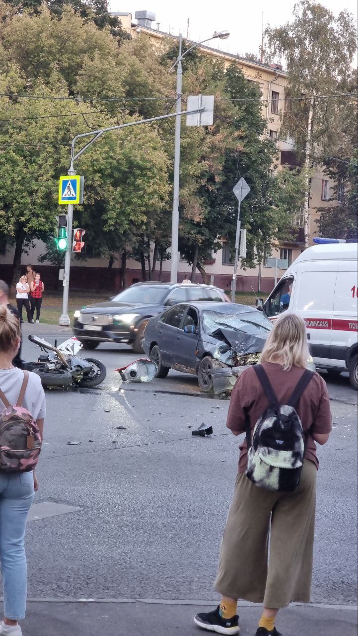 Мотоцикл BMW и легковушка столкнулись на севере Москвы.   По данным нашего источника, мотоциклист находится в тяжелом состоянии. Им занимаются медики. Одну из полос движения на улице Академика Ильюшина перекрыли. Причины ДТП устанавливаются.