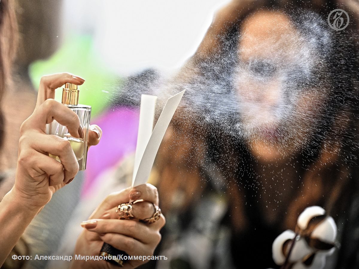 Российские потребители начали привыкать к уходовой косметике от российских брендов в то время как парфюмерию по прежнему предпочитают от зарубежных производителей По итогам 2025 года спрос на заказ духов из за рубежа вырос на 80 в топе Lancome Chanel и Dior Всплеск интереса к заказу косметики из за рубежа может объясняться истощением запасов потребителей в 2022 году когда многие продукты исчезли с российского рынка часть потребителей закупилась ею впрок За прошедшие три четыре года продукты просто израсходовались говорит эксперт Крупные ритейлеры отмечают что в структуре продаж в категории уходовой косметики все большую долю занимают российские бренды а в сегменте декоративной косметики и парфюма лидерство у зарубежных У Лэтуаль среди иностранных брендов лидируют марки из Китая Ъузнал