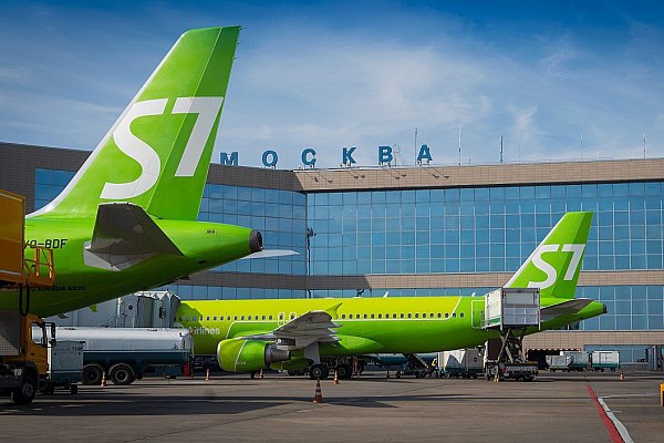 S7 Airlines возобновила рейсы из Москвы в Дубай  30 сентября 2024 года авиакомпания S7 Airlines возобновила перелеты из Москвы в Дубай. Рейсы будут выполняться в два аэропорта – Международный аэропорт Дубая  DXB  и Международный аэропорт Аль-Мактум  DWC . Перелеты будут осуществляться четыре раза в неделю. Об этом сообщает AVIA.RU.  Согласно расписанию, по понедельникам из Москвы в Дубай будет выполняться утренний рейс в 6:20 и приземляться в Международном аэропорту Дубая  DXB  в 13:00 по местному времени. Обратный рейс запланирован на 13:50, с посадкой в Домодедово в 18:30.  По вторникам, четвергам и субботам авиакомпания будет выполнять вечерние рейсы с вылетом из Москвы в 20:40 и посадкой в аэропорту Аль-Мактум  DWC  в 3:20 следующих суток. Обратно из Дубая самолет будет отправляться по средам, пятницам и воскресеньям в 4:15 с посадкой в Москве в 8:55 с учетом разницы во времени.  aviaru.net/n276215