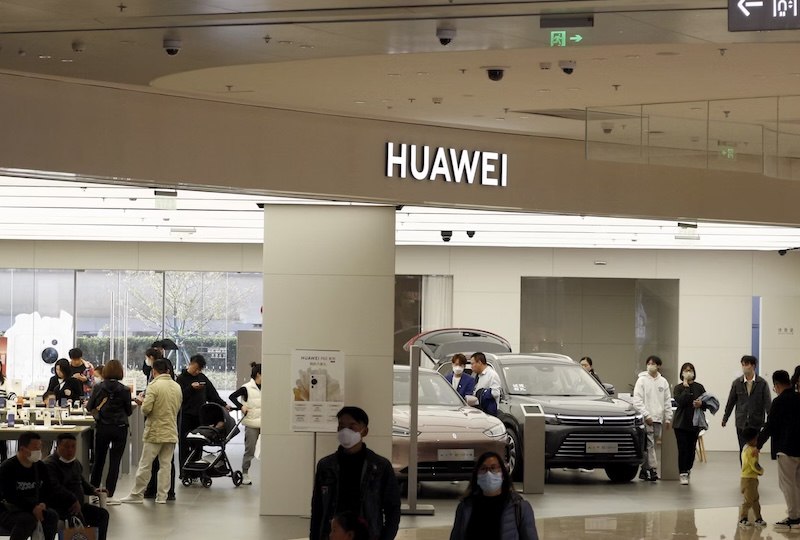 Huawei опровергла обвинения в копировании технологий ИИ конкурентов при разработке платформы Pangu. В компании подчеркивают, что использовали открытый исходный код и соблюдают условия лицензирования. Ссылаясь на сообщение лаборатории, Bloomberg сообщает, что модели обучались на собственных чипах Huawei Ascend. Кроме того, в GitHub пользователи обнаружили неатрибутированные фрагменты кода, что вызвало обсуждения в сообществе. Huawei готова к профессиональным дискуссиям по этому поводу и заявляет о строгом соблюдении авторских прав. Дополнительную информацию можно найти в материале Bloomberg.