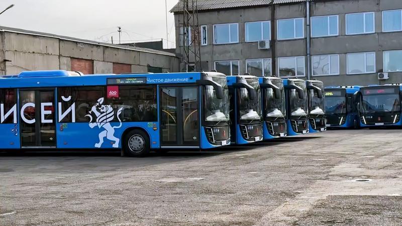 С 11 ноября в Красноярске на маршруты 31 и 55 выйдут новые автобусы работающие на газомоторном топливе Об этом сообщили в департаменте городского хозяйства и транспорта администрации города По информации ведомства на маршрут 31 который соединяет ЛДК и Академию биатлона выйдут десять автобусов Еще 16 начнут курсировать по маршруту 55 от поселка Водников до Железнодорожного вокзала Газовые автобусы синего цвета уже работают на маршрутах 10 12 19 и 56 Все они обслуживаются и базируются в АО КПАТП 7 До конца года парк города пополнится 150 новыми машинами на газомоторном топливе а в следующем году ожидается поступление еще 155 красноярск kras 24