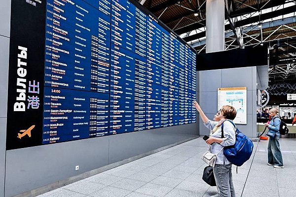 Прохождение паспортного контроля по биометрии запустят в Шереметьево летом Прохождение паспортного контроля по биометрии станет возможным в аэропорту Шереметьево летом также к 1 июня там планируется ввести проход по биометрии лица при саморегистрации и сдаче багажа во время посадки на борт рассказал заместитель генерального директора по ИТ аэропорта Шереметьево Дмитрий Ильин Об этом сообщает Агентство городских новостей Москва Он пояснил что ввод технологии биометрии в трех точках аэропорта пока планируется в терминале В и только для пассажиров рейсов Москва Санкт Петербург aviaru net n292250