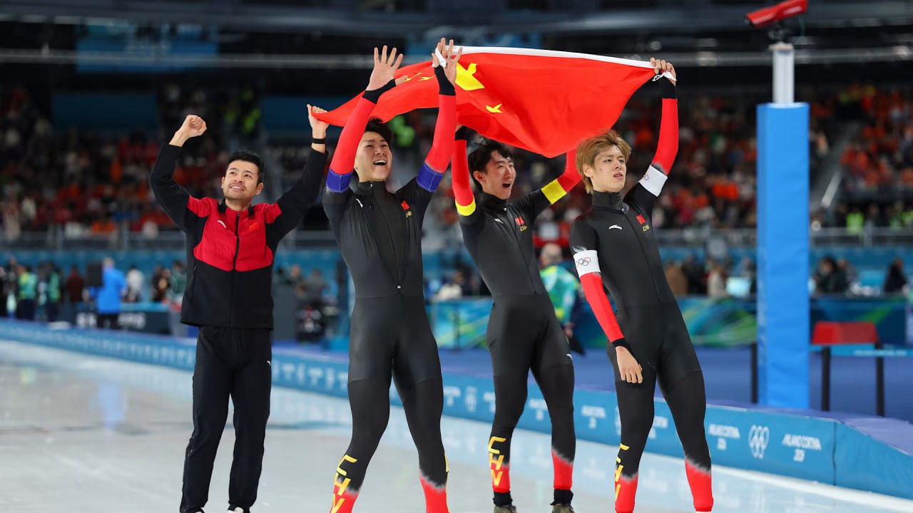 Китайские конькобежцы завоевали бронзу на Олимпиаде Китайские спортсмены заняли третье место в командной гонке преследования Команда в составе Лю Ханьбиня У Юя Ли Вэньхао и Нин Чжунъяня запасной завоевала первую в истории Китая медаль на зимних Олимпийских играх в этой дисциплине Первое место заняли итальянцы второе американцы По итогам соревнований 17 февраля лидирует сборная Норвегии с 14 золотыми медалями 31 общих Далее следует Италия у нее 9 золотых 24 Третье место делят США и Нидерланды у них по 6 золотых медалей Новости Китая ЭКД