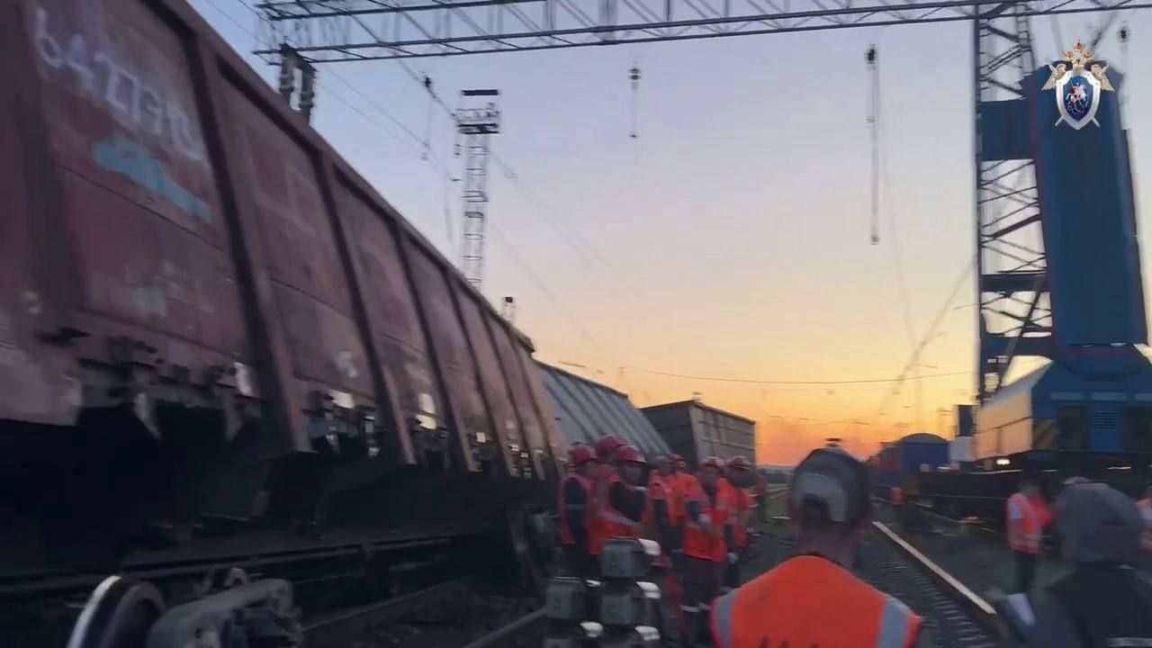 В Пермском крае вечером 29 мая на железнодорожной станции Чусовская произошел сход 6 из 32 грузовых вагонов с гравием, 3 из них опрокинулись. В результате инцидента никто не пострадал. Движение поездов не было нарушено. Вероятная причина схода — кустовая гнилость шпал. Следователями СК на транспорте проводится комплекс проверочных мероприятий, выясняются все обстоятельства происшествия.