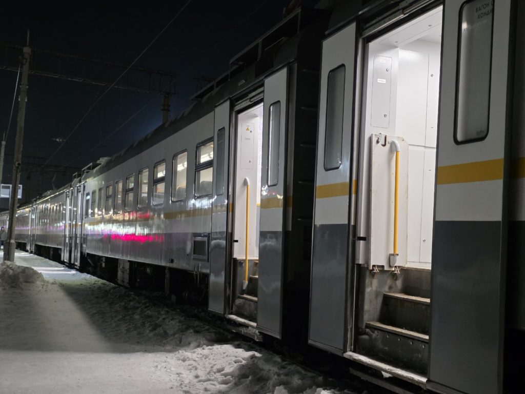 В Рязанской области идёт обновление пассажирского подвижного состава на железной дороге Об этом вице губернатор Артём Бранов сообщил в ходе общения с журналистами в рамках проекта Час с зампредом Совместно с РЖД мы заменили четыре электропоезда эконом класса на маршруте Рязань Москва В поездах повышенной комфортности Экспресс провели ремонт электрооборудования освещения вагонов разместили QR коды для обратной связи чтобы жители нашего региона могли комфортно и безопасно передвигаться в столицу и обратно сказал Артём Бранов Вице губернатор рассказал о личном опыте пользование электропоездами на пути из Рязани в Москву Я сам часто пользуюсь железнодорожным транспортом и вижу в нём позитивные изменения говорит Артём Бранов Вячеслав Астафьев Фото автора