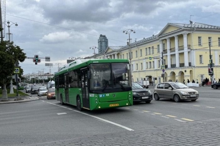 Власти Екатеринбурга решили окончательно изменить пять автобусных маршрутов  В Екатеринбурге в ближайшее воскресенье, 3 ноября, изменят автобусные маршруты, курсирующие в Академический. В итоге к маршрутам №51, 52, 62, 87, 93 добавят новую конечную остановку - напротив дома на улице Рябинина, 47.