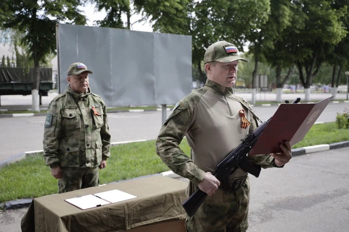 Бывший руководитель агентства по инвестиционному развитию Удмуртии, бывший первый вице-губернатор Севастополя, а ныне первый заместитель губернатора Белгородской области ижевчанин Илья Пономарев записался рядовым в добровольческий отряд «Барс-Белгород», принял присягу и отбыл для несения боевой службы. Приостановил ли он свой контракт в качестве вице-губернатора, неизвестно. Прошлой осенью аналогичную службу в течение нескольких месяцев проходил ещё один ижевский белгородец — Рустем Зайнуллин, также работающий вице-губернатором приграничного региона. Сколько продлится служба Пономарева в рядах добровольческого формирования неизвестно, но строчка в личном резюме об этом факте будет точно не лишней для дальнейшего кадрового роста чиновника. Будем наблюдать.