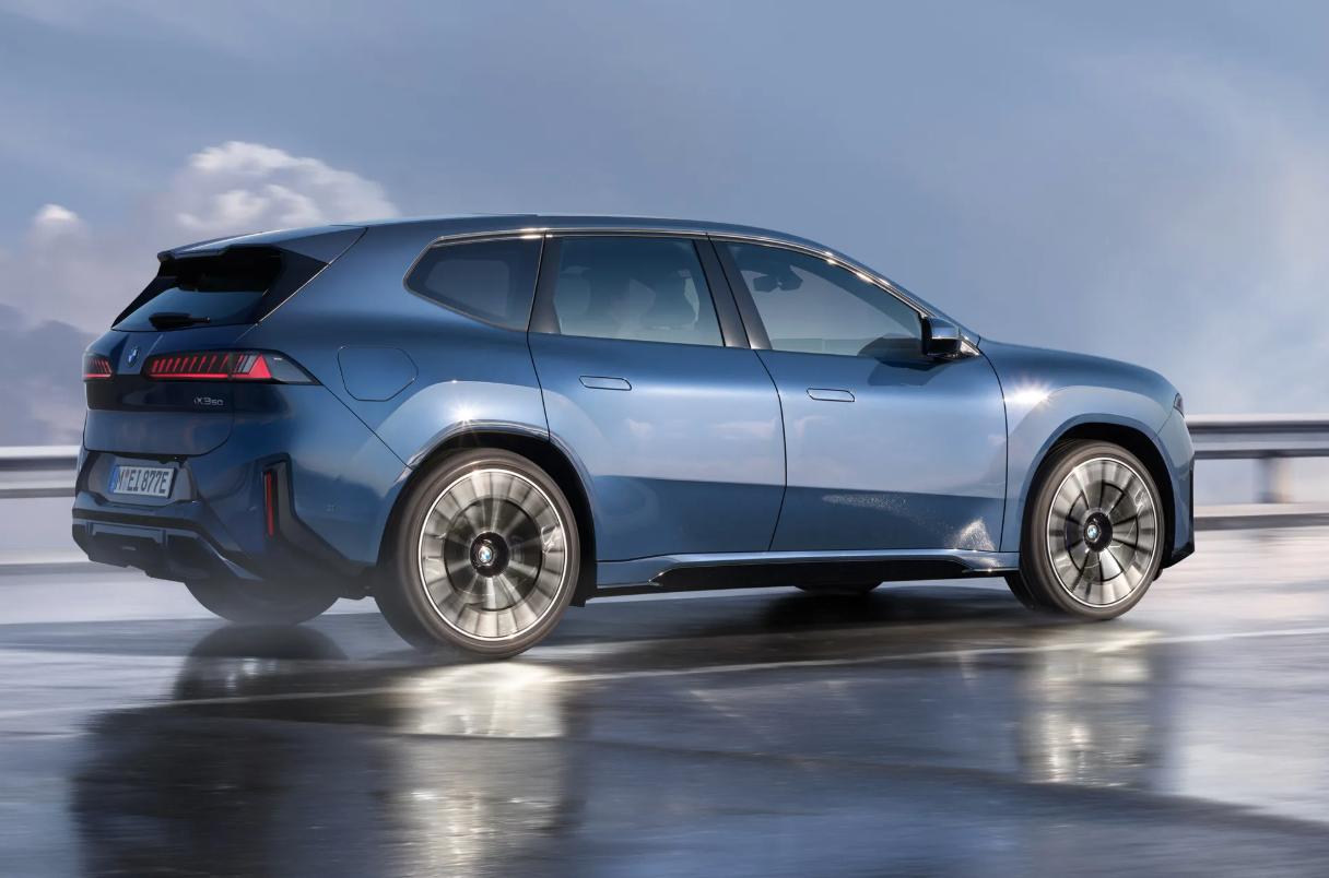BMW представил iX3 стартовая цена которого в Германии составляет 68 900 Обещают пробег на одной зарядке в 805 километров и сверхбыструю зарядку 372 километра всего за 10 минут Он открывает Neue Klasse линейку электромобилей на которую производитель потратил более 10 миллиардов чтобы потеснить на рынке электромобилей Tesla и BYD