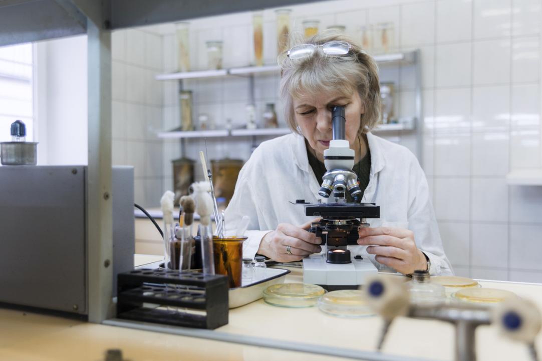 Исследование ВЦИОМ показало что россияне скромно оценивают положение и доход учёных 3 46 и 3 07 балла из 5 соответственно Однако они всё чаще рассматривают эту профессию как желательную для своих детей Этот показатель вырос с 2010 года и сейчас составляет 3 72 балла самый высокий среди всех оценок Об этом сообщил гендиректор аналитического центра ВЦИОМ Валерий Федоров