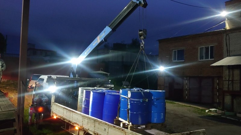 Огромную мефедроновую нарколабораторию накрыли под Хабаровском   12 канистр объёмом по 25 литров, в которых находились прекурсоры, 5 канистр по 30 литров в которых находилась уксусная кислота, 1 канистра объемом 20 литров с ацетоном. Общая масса изъятого составила порядка 470 литров.   Кстати, Хабаровск