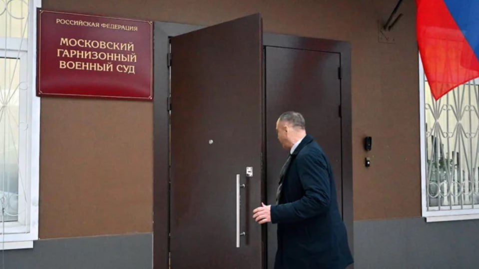 прекрасное Суд приговорил отставного контр адмирала Николая Коваленко к 4 годам 6 месяцам колонии по делу о хищении 592 млн рублей у МО РФ Также ему назначен штраф в 500 тысяч рублей Коваленко и другим фигурантам дела вменили хищение денег в 2013 2017 годах которые выделило Минобороны для четырех государственных контрактов по ремонту запасных частей для зенитных ракетных комплексов По данным следствия компании под видом отремонтированных запчастей поставляли непригодные которые в 2012 году были куплены на Украине за 40 млн рублей При этом всём отставной контр адмирал из за болезни освобожден от реального отбывания наказания Остальные соучастники хищения получили от трех до восьми лет лишения свободы и штрафы от 400 до 800 тысяч рублей