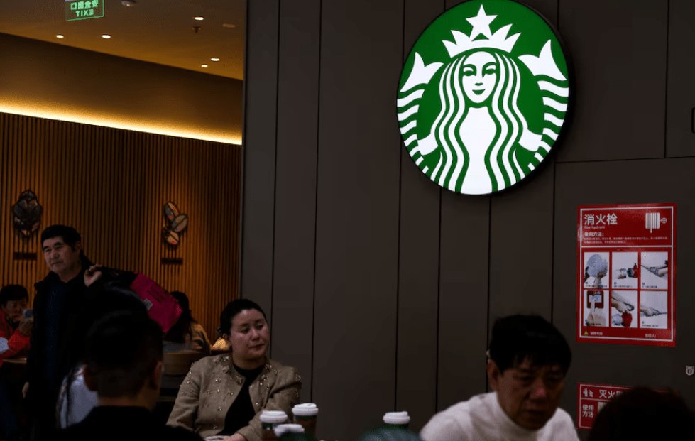 Американская Starbucks продаст контроль в своём китайском бизнесе местной инвестфирме Boyu Capital Они создадут совместное предприятие Сумма сделки 4 млрд Сама компания сохранит 40 права на бренд и интеллектуальную собственность и рассчитывает что Boyu поможет масштабироваться в условиях конкуренции vc ru invest 2317972