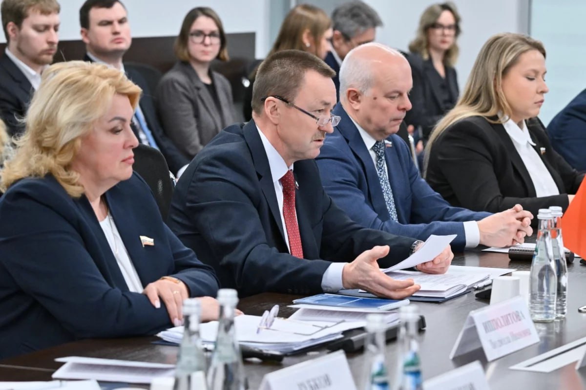 Делегация Воронежской областной Думы во главе с председателем Юрием Матузовым 17 февраля провела рабочую встречу с руководством Московской областной Думы Мероприятие состоялось в рамках выстраивания эффективного межпарламентского сотрудничества Ключевой темой встречи стали вопросы касающиеся поддержки участников специальной военной операции их реабилитации и трудоустройства в Воронежской области и столичном регионе Также стороны обсудили правовое регулирование и лучшие практики патриотического воспитания молодежи   vrn aif ru society details yuriy matuzov obmen opytom s mosobldumoy pomozhet ukrepleniyu dvuh regionov матузов облдумаvrn облдума36 ВрнОблДума