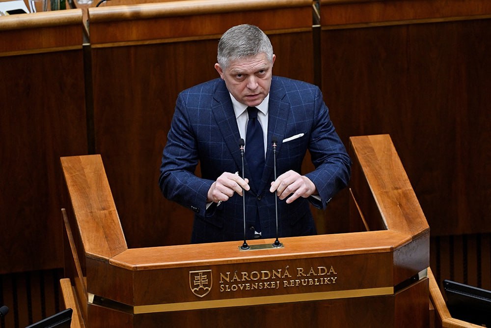 Фицо заявил, что поддержит референдум об отмене антироссийских санкций "Если такой референдум будет, то я его спокойно поддержу, говорю за себя", - подчеркнул премьер. Фицо также раскритиковал ЕС за планы по подготовке новых санкций. Напомним, в канцелярию президента Словакии Петера Пеллегрини в начале мая поступила петиция о проведении референдума об отмене действующих рестрикций. Всего необходимо было собрать 350 тысяч подписей, на конец апреля их уже было 356 тысяч. Фото: Reuters
