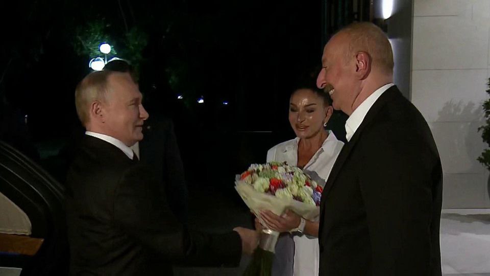 Путин поздравил Мехрибан Алиеву с днём рождения В поздравлении говорится Примите сердечные поздравления по случаю Вашего дня рождения Искренне желаю Вам крепкого здоровья счастья благополучия и успехов в государственной деятельности Прошу передать привет Ильхаму Гейдаровичу и всем членам Вашей семьи