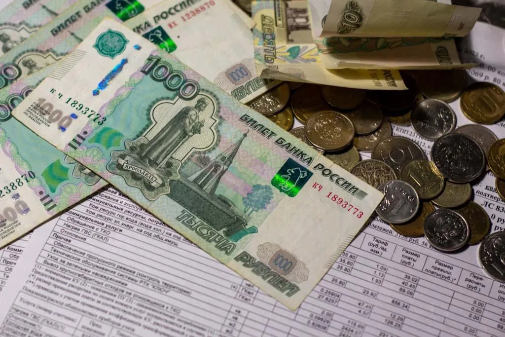 Зарплатный фонд россиян вырос до 74 триллионов рублей Общероссийский фонд оплаты труда в 2025 году составил 74 триллиона рублей прирост в абсолютном выражении сопоставим с результатами 2023 2024 годов Несмотря на низкий уровень безработицы и сохраняющийся кадровый голод наблюдаются первые признаки охлаждения рынка труда и выхода динамики ФОТ на плато