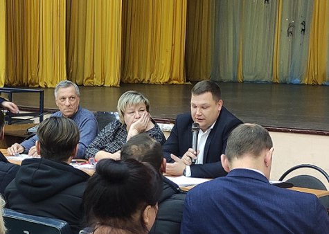 Бориса Ясинского вновь назначили в мэрию Рязани заместителем главы на этот раз по соцсфере Борис Ясинский назначен заместителем главы администрации Рязани Об этом сообщается на сайте мэрии 1 ноября Накануне Ясинский объявил о своем уходе с должности главы администрации Рязанского района 35 летний Борис Ясинский уже был в мэрии города Рязани заместителем главы в качестве и о по ЖКХ сейчас ему дали должность замглавы по соцсфере Соответствующее распоряжение подписал и о главы администрации Дмитрий Лощинин Напомним Виталий Артемов отстранен от должности главы до середины декабря Vidsboku ранее писал как будучи и о замглавы администрации Рязани по ЖКХ Борис Ясинский ушел от ответа на вопрос как долго он планируют работать в этой должности Ведущий стрима автомобильного паблика обратил внимание что на предыдущих должностях Ясинский находился не более 1 2 лет Действительно Ясинский был замглавы администрации Рязани по ЖКХ в 2021 году до этого был на аналогичной должности в администрации Рязанского района Когда администрацию Касимова в 2023 году возглавил выходец из МВД Иван Бахилов Ясинский был назначен его первым замом тоже курировал сферы ЖКХ и дорожного хозяйства Меньше чем через год Ясинского вернули в администрацию Рязанского района сначала в должности замглавы затем по конкурсу назначили главой администрации Рязанского района Отметим созданная после ликвидации поселений окружная Дума Рязанского района в начале октября этого года назначила Бориса Ясинского и о главы округа а 31 октября он объявил о своем уходе с должности О том как Ясинский не смог убедить жителей в необходимости ликвидации поселения читайте на Vidsboku здесь Против ликвидации поселений в Рязанском районе выступал дубровический депутат от Яблока главный редактор Vidsboku Константин Смирнов В разгар кампании он был арестован по делу о так называемом вымогательстве Константин Смирнов находится в СИЗО с января этого года вину не признает