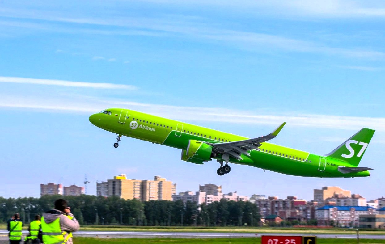 Губернатор Иркутской области Игорь Кобзев подписал меморандум о сотрудничестве с генеральным директором Группы компаний С7 Дмитрием Куделькиным Документ создаст условия для дальнейшего развития международного авиапредприятия в регионе В 2025 году S7 перевезла из аэропортов Иркутска и Братска свыше 2 млн пассажиров по России и за рубеж Компания планирует нарастить показатель до более 3 млн человек в год что позволит создать около тысячи новых рабочих мест Иркутская область стала полноценным хабом авиакомпании В рамках меморандума мы рассчитываем увеличить авиаперевозки в целом по Иркутской области увеличить количество специалистов В связи с этим налоговые отчисления в областной бюджет от нашей компании будут расти сказал Дмитрий Куделькин Компания планирует достичь показателя перевозки более 3 млн пассажиров в год из аэропортов Иркутской области Это позволит увеличить количество рабочих мест Ожидается что их будет около тысячи заявил губернатор Игорь Кобзев   Иркутск политический в МАХ   Подпишитесь на Иркутск политический