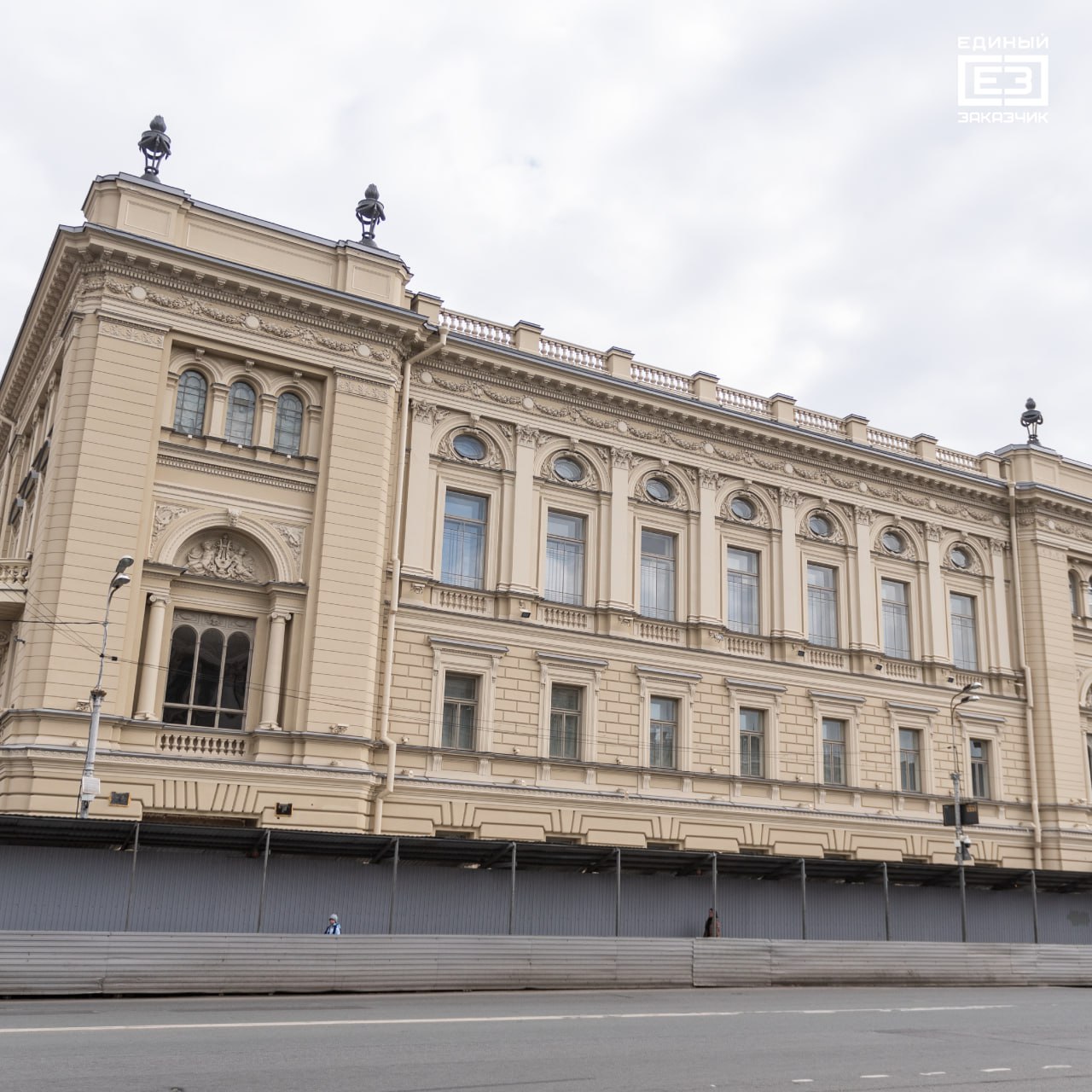 Реставрация знаменитой Консерватории им. Римского-Корсакова в Санкт-Петербурге завершается на год раньше     На объекте уже завершено обновление инженерных систем, ведутся внутренняя отделка помещений и пусконаладочные работы. Сейчас там трудится более 2 тыс. специалистов, чтобы до конца 2024 года успешно завершить все реставрационные и строительно-монтажные работы.  «Фасады учебного заведения уже отреставрированы и представлены в историческом светло-бежевом окрасе. Здание Консерватории им. Н.А. Римского-Корсакова является объектом культурного наследия федерального значения. Именно поэтому возвращение его исторического облика стало одной из ключевых задач реконструкции. И на сегодняшний день завершить реставрацию удается на год раньше намеченного срока», — сказал вице-премьер Марат Хуснуллин.    Также в прошлом году во внутренних дворах консерватории строители установили светопрозрачные купола, благодаря чему полезная площадь здания увеличилась более чем на 600 кв. метров.  «Высококвалифицированные специалисты принимали и принимают участие в этой работе. Было крайне важно, чтобы все элементы – плитка, лепнина, отделка, фасады, окна, двери строго соответствовали тем решениям, которые были изначально заложены. Поэтому на этом объекте трудятся самые опытные строители и реставраторы нашей страны», — отметил генеральный директор ППК «Единый заказчик» Карен Оганесян.    Совсем скоро посетители и учащиеся первого музыкального вуза России смогут увидеть в первозданной светлой окраске Парадную лестницу, воссозданную живопись Домовой церкви, интерьеры Малого зала им. Глазунова, Большого зала им. Рубинштейна и других помещений.  Масштабной реставрацией объекта занимаются специалисты ППК «Единый заказчик» и строители генподрядной организации АО «Политехстрой-Сварго» в рамках комплексной госпрограммы «Строительство», куратором которой является Минстрой России.  Все подробности о реставрации Консерватории им. Римского-Корсакова – читайте   в материале на сайте Правительства России.       Единый заказчик в сфере строительства