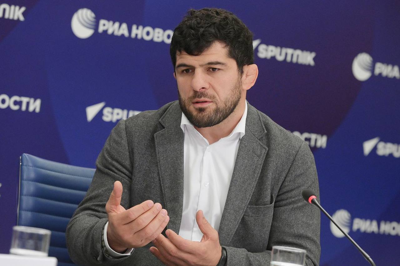 Хаджимурата Гацалова отстранили от работы со сборной России за нарушение антидопинговых правил в 2015 году Главный тренер сборной России по вольной борьбе олимпийский чемпион 2004 года Хаджимурат Гацалов временно отстранен за нарушение антидопинговых правил, сообщается на сайте Международного агентства допинг-тестирования ITA . Россиянин отстранен с 5 мая на основании базы данных московской антидопинговой лаборатории LIMS . Отмечается, что нарушение совершено 10 мая 2015 года по статье 2.2 Всемирного антидопингового кодекса использование или попытка использования спортсменом запрещенной субстанции или запрещенного метода . Гацалов был назначен на пост главного тренера сборной России по вольной борьбе в ноябре 2022 года.