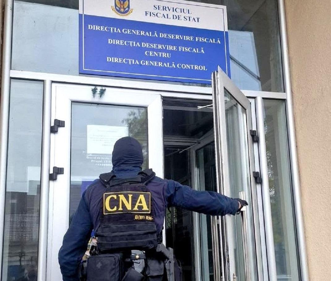 В Кишиневе и Оргееве прошли обыски по делу связанному с сотрудниками Налоговой службы В НЦБК сообщили что следственные действия были начаты в связи с подозрением в злоупотреблении влиянием и пассивной коррупции По данным НЦБК сотрудники Государственной Налоговой службы систематически требовали и получали суммы около 500 евро от предпринимателей за то чтобы их нарушения не были зафиксированы или ради смягчения санкций за них Один подозреваемый задержан на 72 часа еще трое находятся под следствием Подпишись на Moldova Liberă