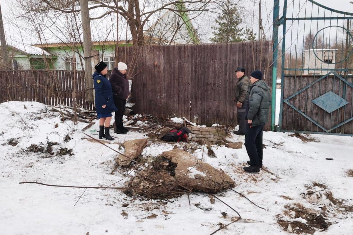 В Максатихе из-за аварии 15 домов остались без отопления  В Максатихе произошла авария на теплосетях, и 15 многоквартирных домов остались без отопления. Сейчас коммунальщики занимаются устранением проблемы.  О том, когда обещали дать тепло, читайте здесь:      Пилот Подписаться  #ЖКХ #отключение_отопления #прокуратура