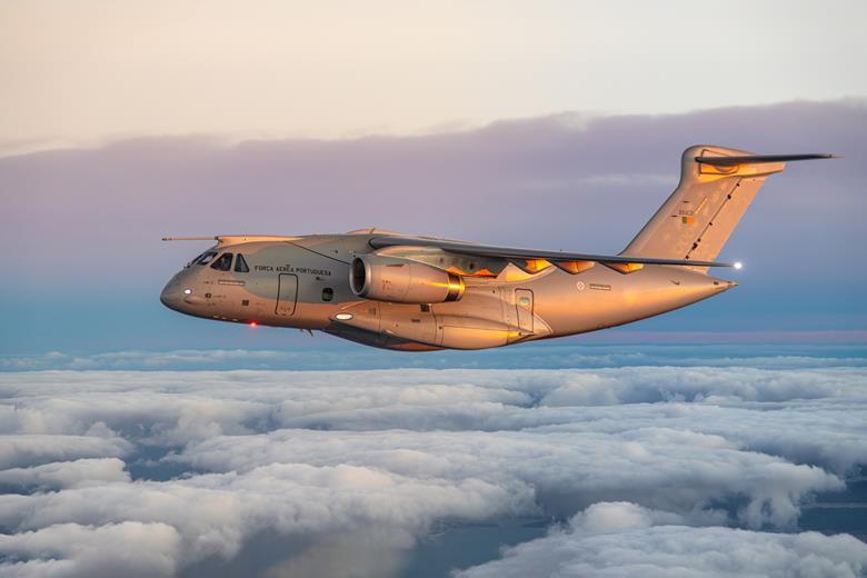 Португалия увеличила свой заказ на KC-390 и рассматривает дополнительные закупки совместно с партнёрами Парижский авиасалон начался очень удачно для бразильской компании — Лиссабон подписал заказ на шестой военно-транспортный самолёт и анонсировал опцион на ещё 10 бортов в рамках предложенного договора о покупке совместно с другими членами НАТО. Португалия получит третий из заказанных ранее пяти самолётов уже в этом году и планируется, что шестой аппарат будет поставлен в 2029 году. Стоит отметить, что для этой европейской страны этот проект особенно важен, так как он подразумевает не только покупку самих летательных аппаратов, но и производственную кооперацию с Embraer. Помимо этого, португальские ВВС уже создали единый учебный центр для данного типа самолётов на авиабазе в Бежа, где предлагается обучение и доступ к тренажёрам для всех клиентов Embraer. Лётные составы Нидерландов уже проходят обучение в нём, а вскоре к ним присоединятся коллеги из Венгрии. Можно быть уверенными в увеличении количества заказов если другие члены НАТО согласятся на предложение Португалии о совместной закупке KC-390. Например, Словакия уже полгода рассматривает покупку трёх бортов и неоднократно заявляла, что охотнее пойдёт на сделку вместе с другими партнёрами. Аналогичную схему уже применили Нидерланды с Австрией и Швецией, которые совместно заказали 14 бразильских тактических военно-транспортных самолётов. ВВС Португалии #Постфактум #ParisAirShow2025 Онлайн-проект eMAKS