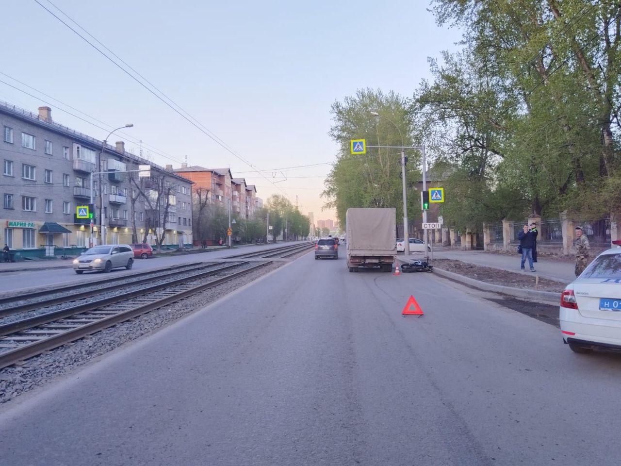 Пошел на таран В Кировском районе 6 мая 15-летний подросток на питбайке Regul врезался в Газель, которая стояла на светофоре у дома № 36 по улице Мира. Подросток получил травмы и был доставлен в больницу. Сейчас полицейские выясняют все обстоятельства происшествия. Вести Новосибирск