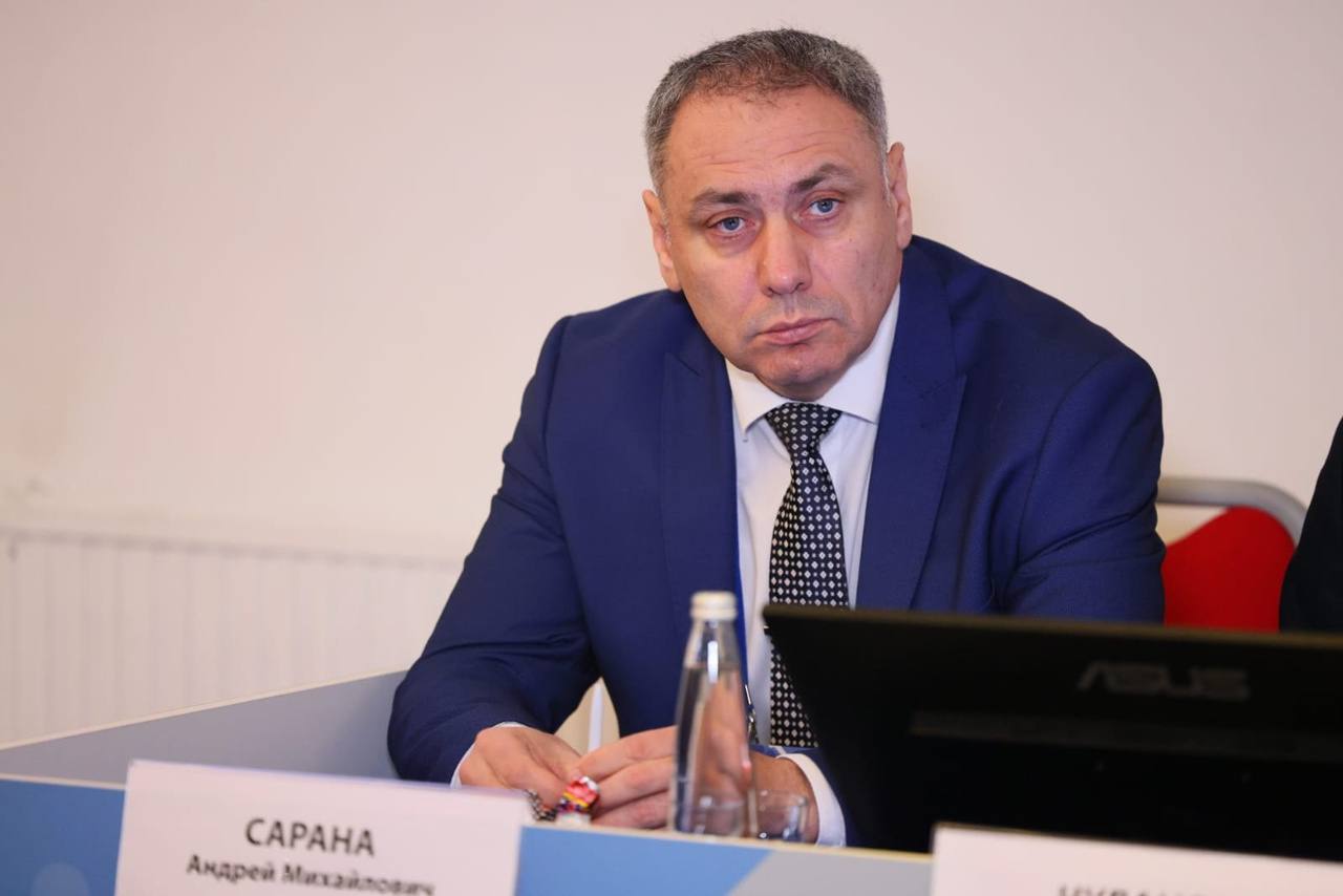 Председателем Комитета по здравоохранению Петербурга назначен Андрей Сарана Ранее чиновник замещал должность первого заместителя председателя этого Комитета и временно исполнял обязанности председателя С 15 сентября Сарана приступает к исполнению обязанностей в новом амплуа Соответствующее кадровое решение принял губернатор Александр Беглов Комитет по здравоохранению Подпишись на Комсомольскую правду СПб отдай свой буст нам