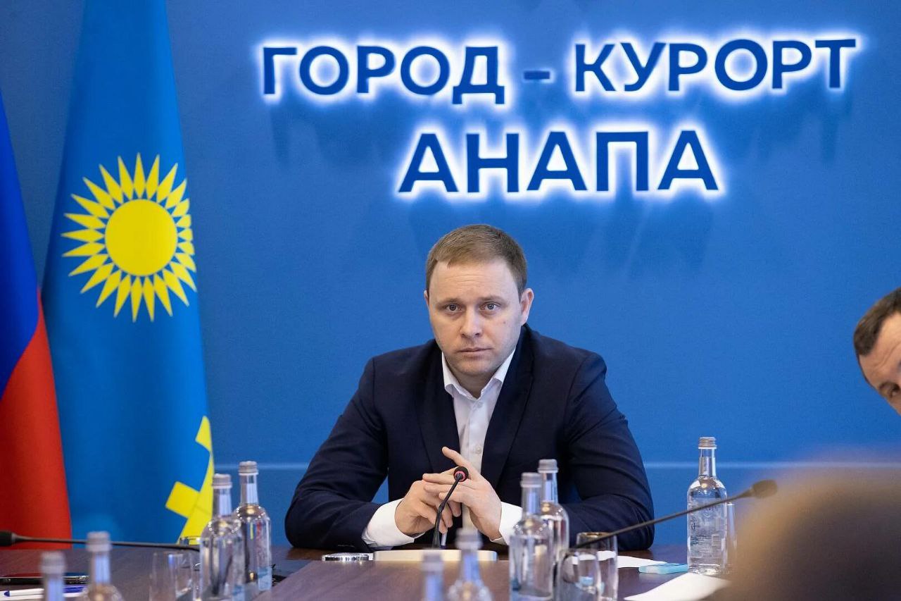 Глава Анапы покидает свой пост по собственному желанию. Швец возглавлял город с октября 2020 года, до этого был вице-губернатором Кубани и отвечал за инвестиции. На госслужбе он с 2008 года. Предположительно, это не отставка, а повышение. Василий Швец может занять кресло вице-губернатора Краснодарского края. По другой версии, его отправляют на Федеральный уровень. _____________________________ Есть интересная новость? Присылайте нам Краснодар Сегодня ПРИСЛАТЬ НОВОСТЬ