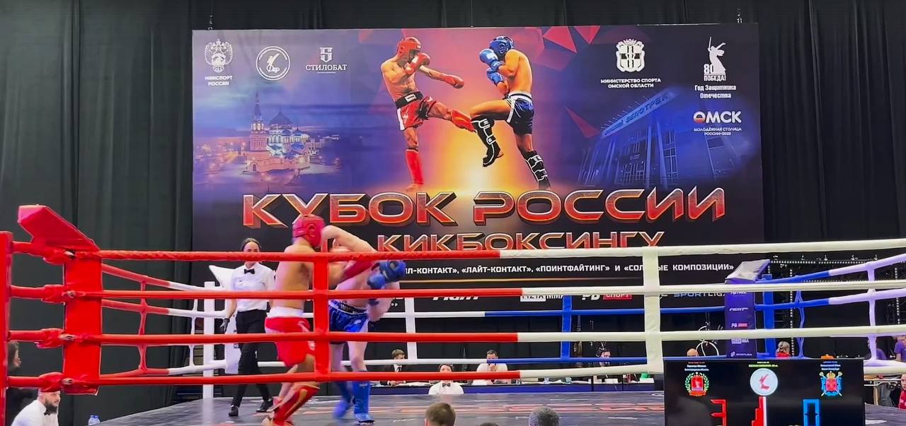 Студент ИАиС ВолгГТУ – победитель Кубка России по кикбоксингу В Омске прошел Кубок России по кикбоксингу 2025 года. В соревнованиях приняли участие 1483 спортсмена из 56 регионов РФ. В дисциплине «лоу-кик» в весовой категории до 86 кг победителем стал студент первого курса факультета строительства и жилищно-коммунального хозяйства Института архитектуры и строительства ВолгГТУ гр. ПГС-2-24 Михаил Бурлачук. Михаил показал выдающуюся технику, силу духа и непревзойденную волю к победе, уверенно обойдя всех соперников. Эта победа – результат долгих месяцев упорных тренировок, ведь тренируется он с пятилетнего возраста. Поздравляем Михаила с заслуженной победой и желаем дальнейших спортивных успехов!