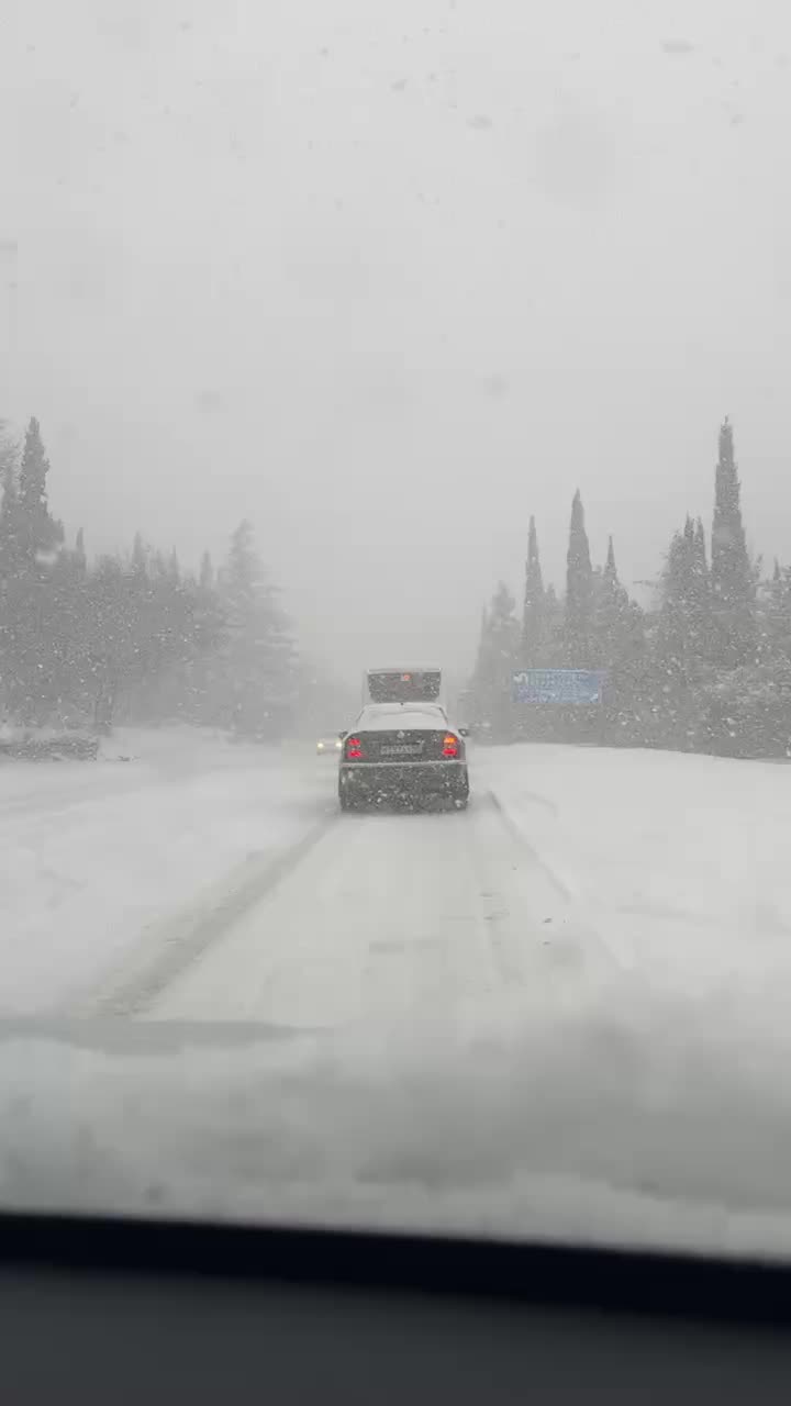 В Ялте из-за метели отпустили детей из школ