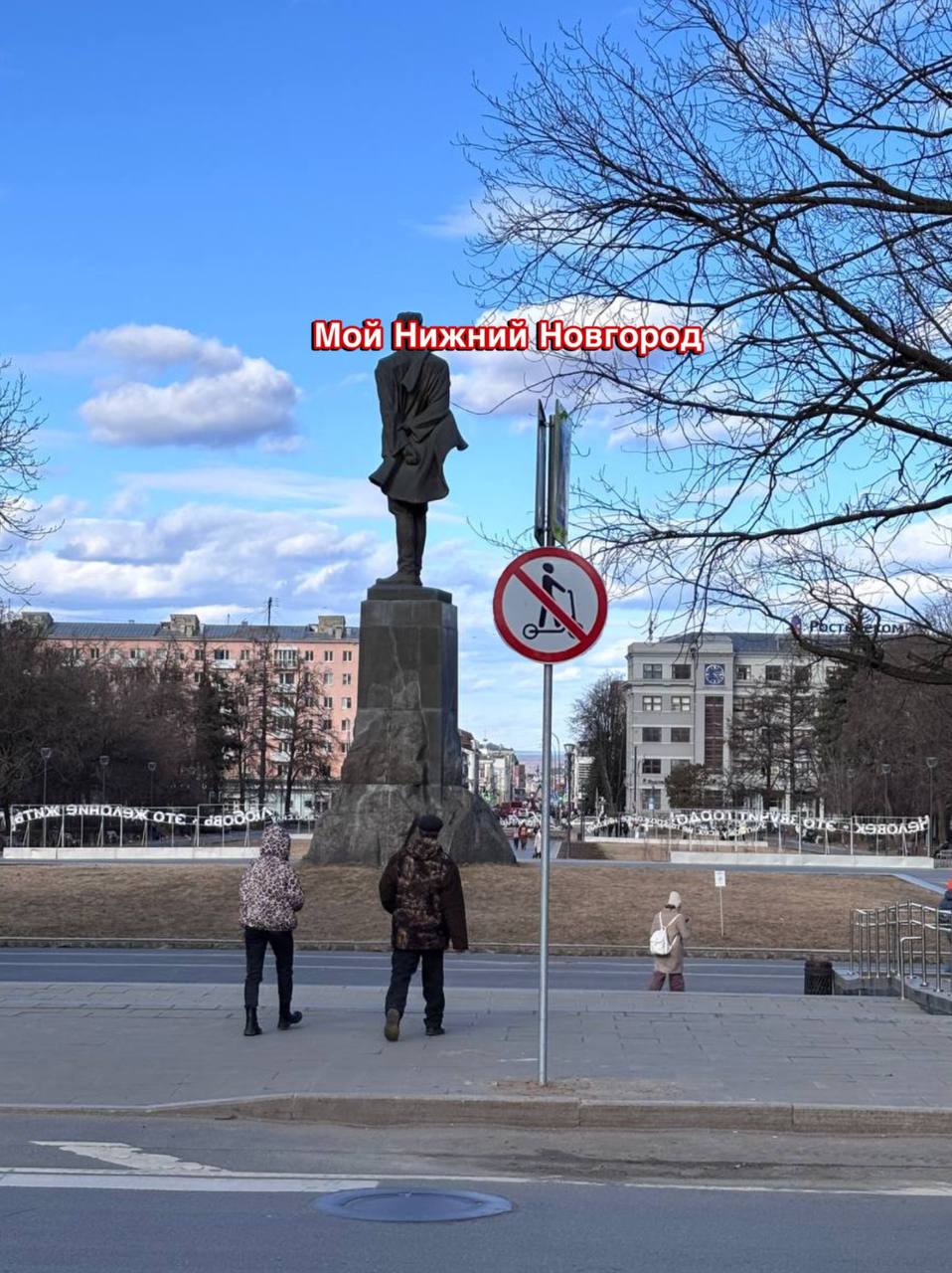 В Нижнем Новгороде начали устанавливать дорожные знаки, запрещающие движение на самокатах.  Подпишись \ Предложи новость