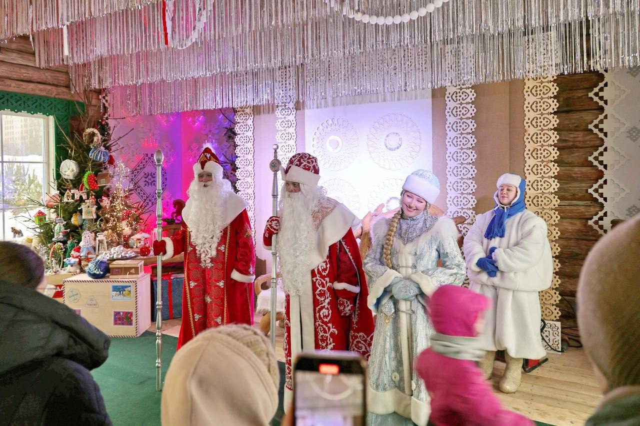 В Самаре Усадьбу Деда Мороза посетили более 19 тыс человек Усадьба уже десять лет становится центром новогоднего сказочного городка на площади Куйбышева Сюда приходят не только жители нашего города и региона но и те кто приезжает к нам на праздники в этом году это гости из Москвы и Санкт Петербурга городов Поволжья Урала Сибири Дальнего Востока Крыма Кавказа из зарубежных стран Казахстана Азербайджана Новой Зеландии Австралии Нидерландов Франции Швеции иностранные студенты самарских вузов из Индии и Китая отметила заместитель главы города Ольга Слесарева Сегодня вместе с самарским волшебником ребят будет встречать якутский хранитель холода Чысхаан Вход в усадьбу свободный с 12 00 до 16 00 группами по 15 20 человек Самара ГИС ЕЩЁ Самара в МАХ Подписаться на ЕЩЁ Самара Прислать НОВОСТЬ