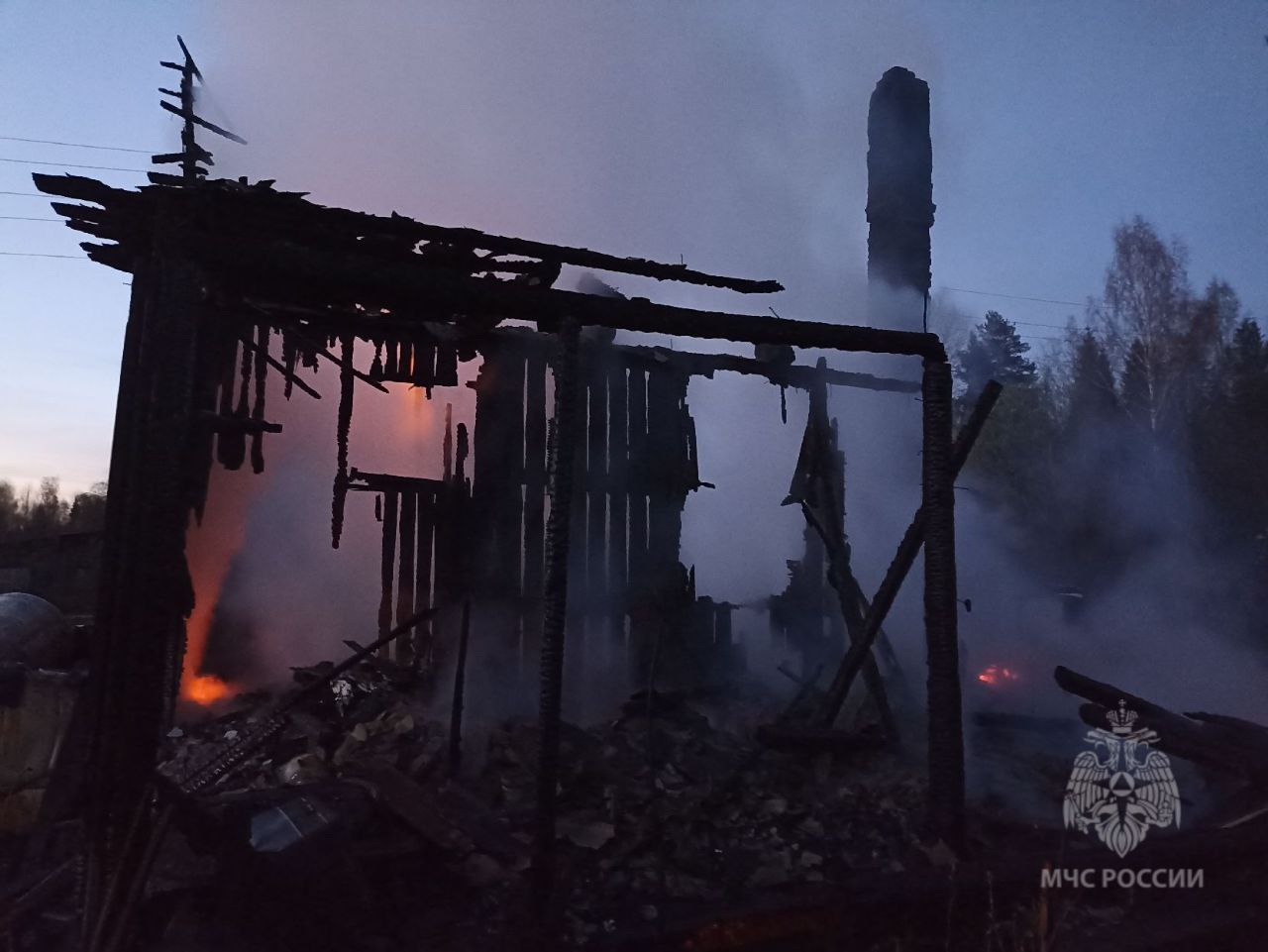 В ночь на 14 мая в деревне Парюг сгорел жилой дом. На месте пожара обнаружено тело 61-летнего хозяина. По предварительным данным, причиной возгорания могло стать неосторожное обращение с огнем при курении. Расследование ведут сотрудники МЧС и Следственного комитета. Окончательные выводы будут сделаны после экспертиз и изучения обстоятельств трагедии.