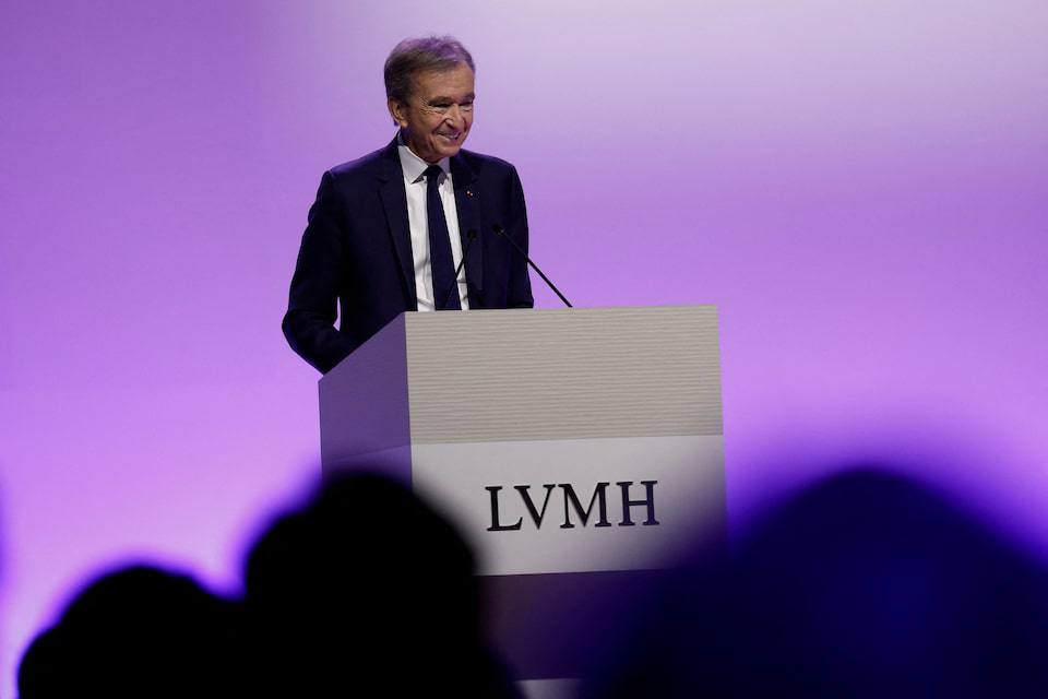 LVMH планирует расширять присутствие в США.  Об этом заявил генеральный директор Бернар Арно после того, как компания представила квартальные результаты. Он похвалил американский «ветер оптимизма», который контрастирует с «холодным душем» новых, ещё более высоких корпоративных налогов во Франции.  «Очевидно, что американские власти настоятельно подталкивают нас продолжать наращивать наше присутствие. В нынешних условиях это то, к чему мы относимся серьезно»,  — подчеркнул он.  Французская компания, которая объединила 60 мировых брендов с общей капитализацией 67 млрд евро, пока имеет мало производственных мощностей в США, за исключением трех мастерских Louis Vuitton и нескольких ювелирных площадок Tiffany. При этом рынок США, где во французском конгломерате работают более 40 тыс. человек, является ключевым для LVMH и составляет 25% продаж группы.  Арно также отметил, что в целом новый год начался для компании более динамично — с двузначными темпами роста флагманского бренда  Louis Vuitton и ювелирной компании Tiffany. Что касается четвертого квартала 2024 года, продажи выросли на 1% до 23,9 млрд евро  25 млрд долларов США , что является еще одним признаком того, что сектор предметов роскоши восстанавливается после спада. Но аналитики предупредили, что превышение продаж было в значительной степени заложено в цену после того, как акции выросли более чем на 18% с начала года.  Финансовый директор Жан-Жак Гиони сказал, что на маржу группы повлиял «ряд единовременных эффектов», упомянув рост расходов на персонал из-за участия LVMH в Олимпийских играх 2024 года в Париже и схему акций для сотрудников, а также другие разовые события.