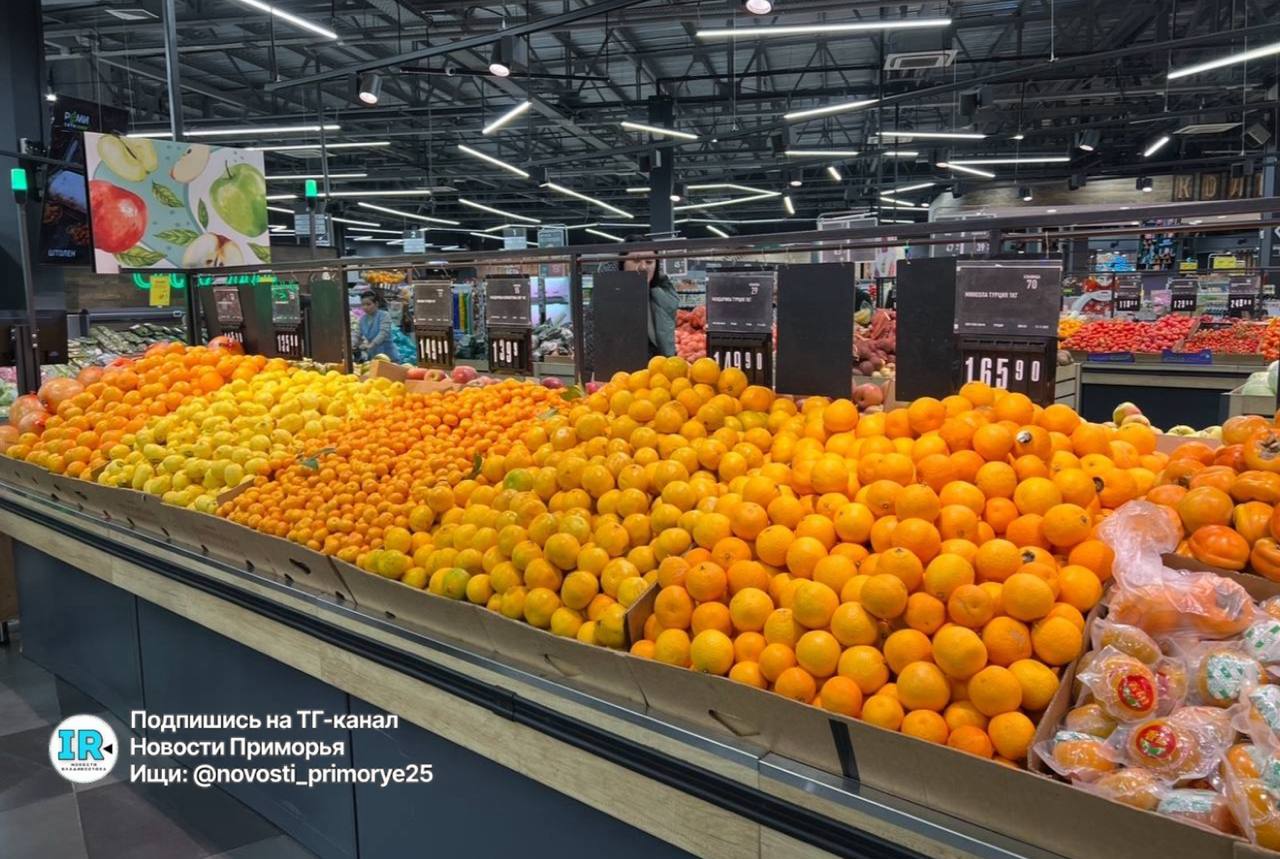 Рекордный привоз мандаринов В декабре супермаркеты Приморья готовятся к цитрусовому буму импорт мандаринов из стран Азии достигнет рекордных показателей Как сообщили в ведомстве с начала года на приморских фитосанитарных постах было оформлено почти 20 тысяч тонн мандаринов из Китая Это чуть больше чем за аналогичный период прошлого года когда в Приморье поступило 19 1 тысячи тонн китайских цитрусовых Но не только Китай радует приморцев своими мандаринами В этом году в край также поступило 1 7 тысячи тонн мандаринов из Пакистана 787 6 тонны из ЮАР и 184 тонны из Республики Корея Однако в 2025 году есть и изменения в отличие от прошлого года мандарины из Аргентины и Египта в Приморье не поставлялись Фото novosti primorye25 Подписывайтесь на dvved