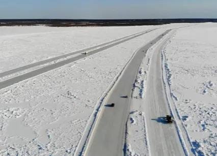 В Якутии основные ледовые переправы начнут открываться в декабре В Якутии готовятся открыть первые ледовые переправы сезона 2025 2026 Среди первых Хатассы Павловск на реке Лене её запуск ожидается в первой декаде декабря По трассе Р 504 Колыма переправа через реку Лену Якутск Нижний Бестях откроется с 5 января 2026 года а через реку Алдан Хандыга Мегино Алдан движение начнётся с 1 декабря 2025 года По федеральной дороге А 331 Вилюй движение автомобилей массой до 4 тонн планируется открыть с 1 декабря 2025 года на участках реки Вилюй села Верхневилюйск Кюндядя Устье Крестях Отмечается что грузоподъёмность ледовых переправ будет увеличиваться постепенно по мере проведения работ по искусственному наращиванию льда Указанные сроки открытия переправ являются ориентировочными и будут зависеть от климатических факторов и состояния льда уточняют специалисты Безопасность дорожного движения остаётся приоритетом всех мероприятий В настоящее время на всех подходах к переправам ведутся работы по их обустройству До официального открытия ледовых переправ выезд на лёд строго запрещён За нарушение предусмотрена административная ответственность по ст 9 10 КоАП РС Я для граждан от 3 до 5 тысяч рублей для должностных лиц от 20 до 50 тысяч рублей для юридических лиц от 100 тысяч до 1 миллиона рублей сахасирэ ольгабалабкина мыработаем якутия арктика экология арктическаяякутия Подписывайтесь на канал   t me balabkinaov
